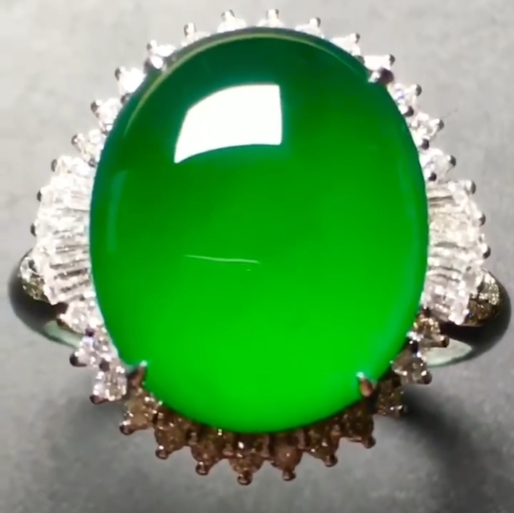 Myanmar type a natural Green jadew 18k s gold and diamond ring